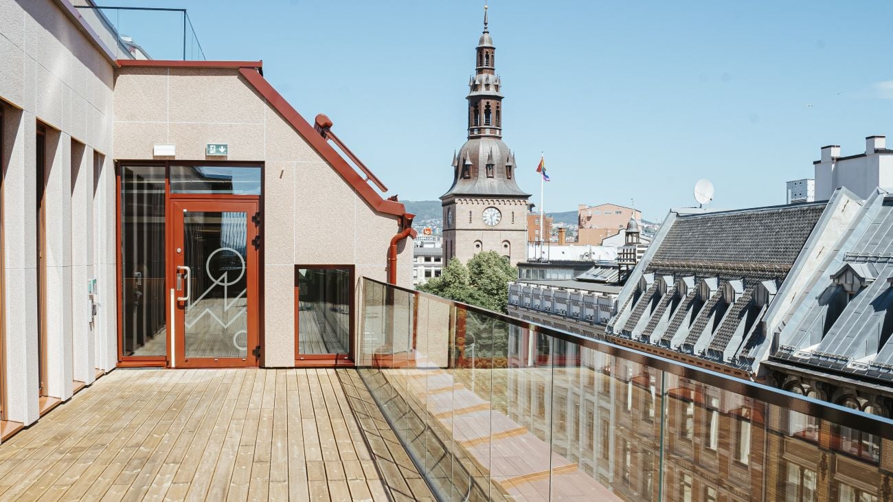 Takterrassen på Kristiania - Campus Oslo med utsikt over Oslo på en skyfri soldag.