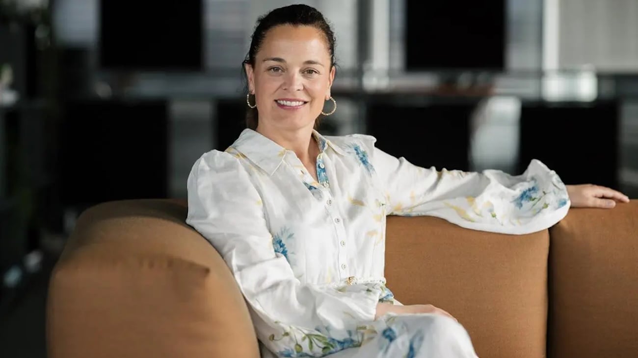 Liv Dingsør, daglig leder i Digital Norway, sitter i en stol på kontoret.