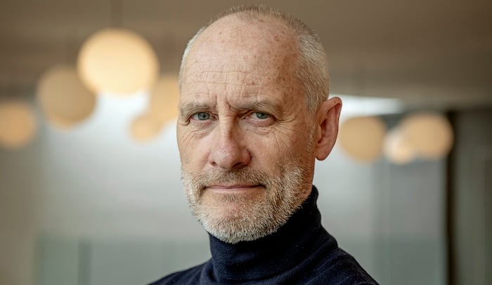 Portrett av mann som ser direkte inn i kamera. 