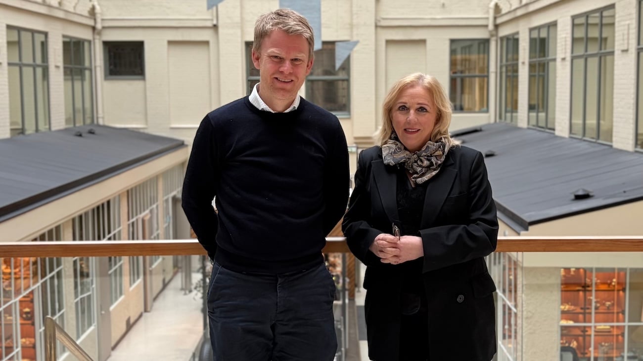 Atle Kolbeinstveit og Marianne Kringlebotn står innendørs i et kontorbygg.