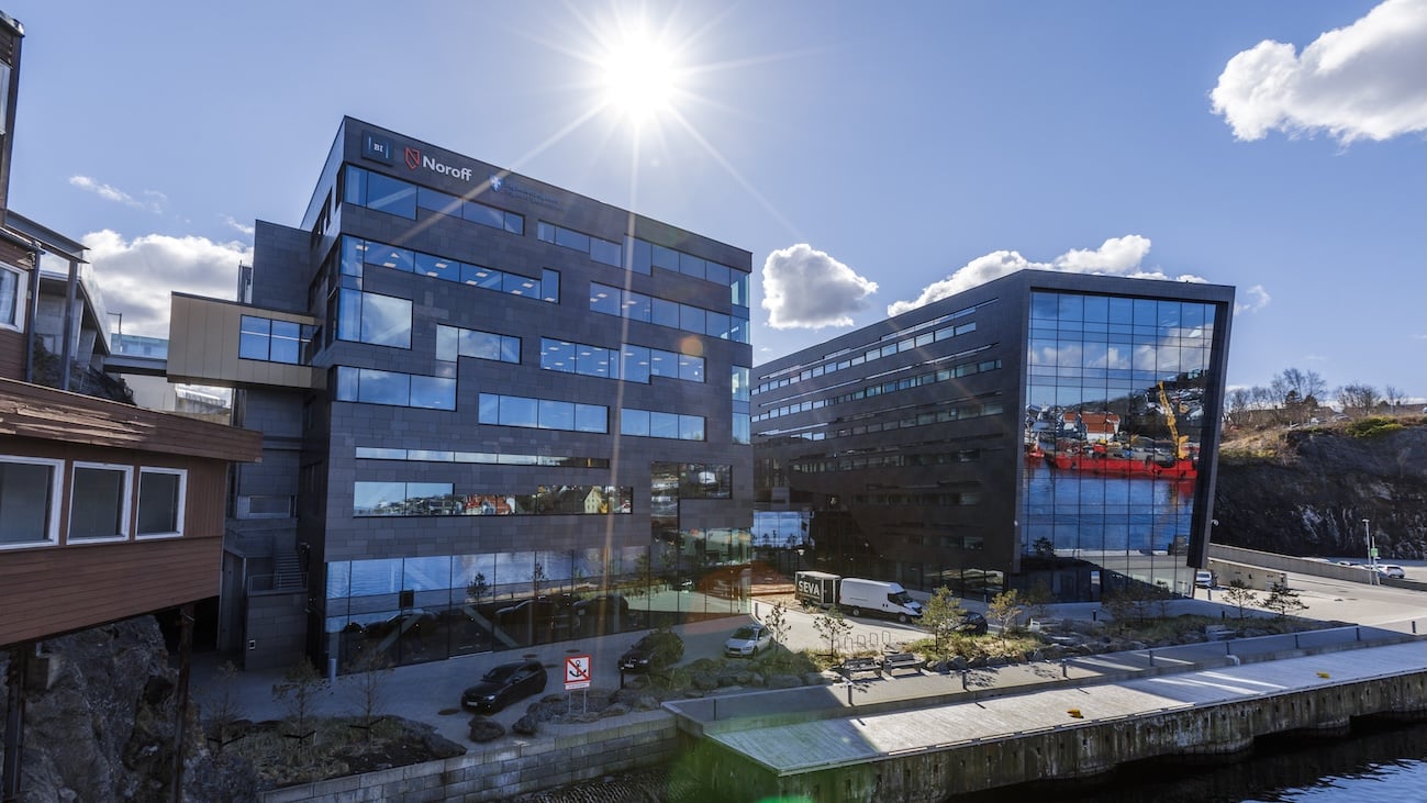 Forsiden av bygget til BI Stavanger på en solfylt dag.