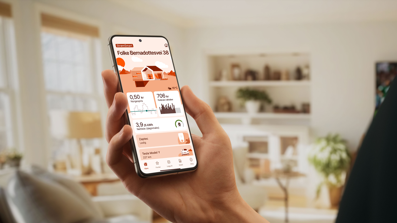 En hånd som holder en mobil der mobilappen til Fjordkraft er åpen og viser en kunde sitt strømforbruk.