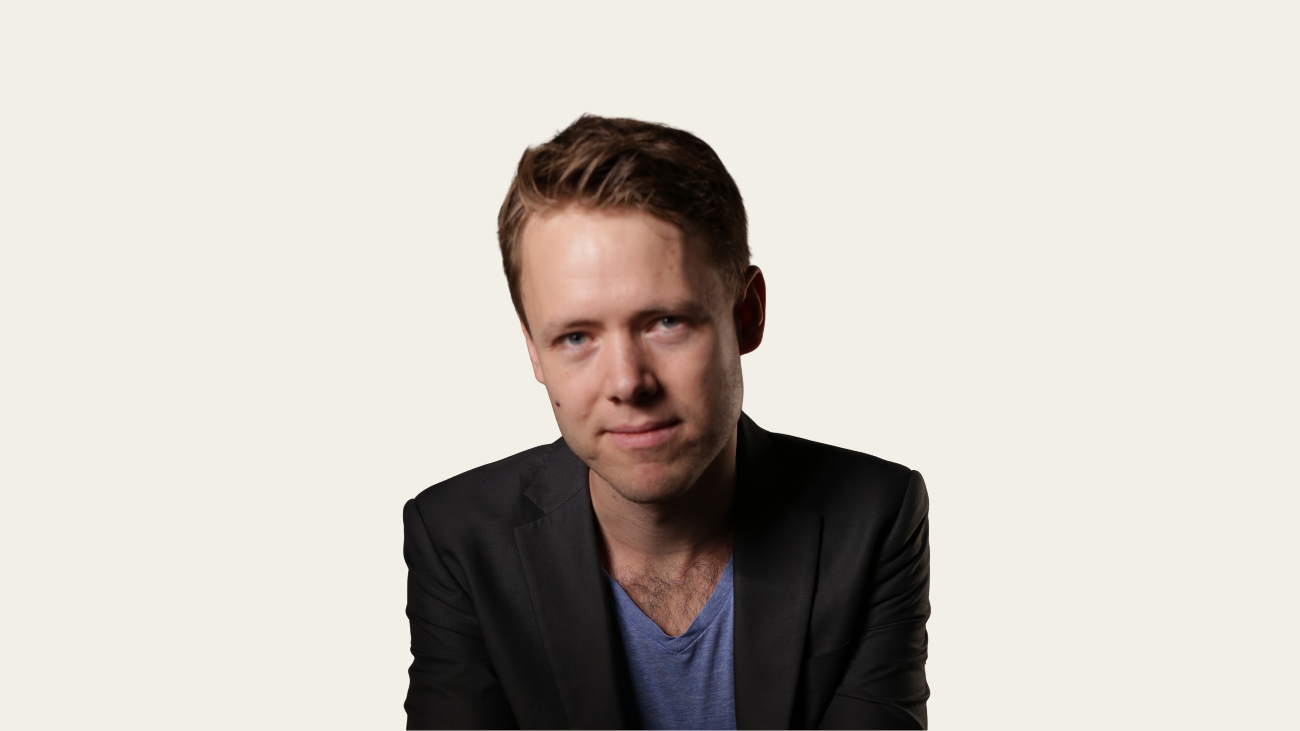 Mann som ser rett inn i kamera med et strengt blikk.