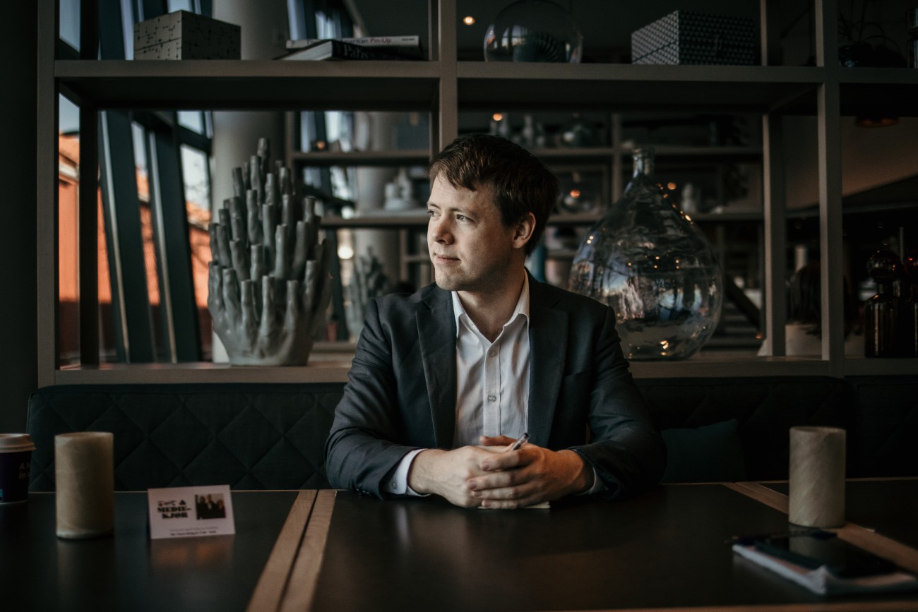 Mann som ser rett inn i kamera med et strengt blikk.