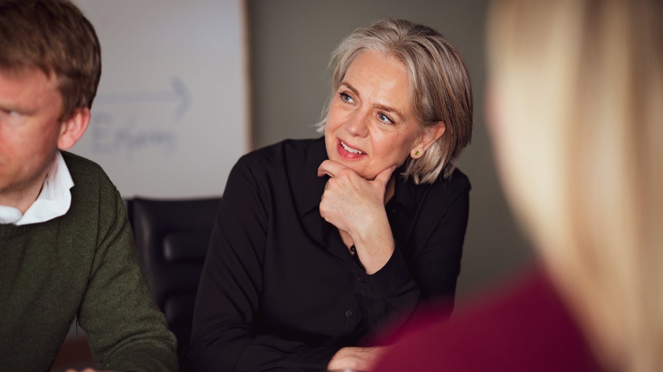 Karriererådgiver i Econa Kristin Ølberg snakker med et Econa-medlem i telefonen