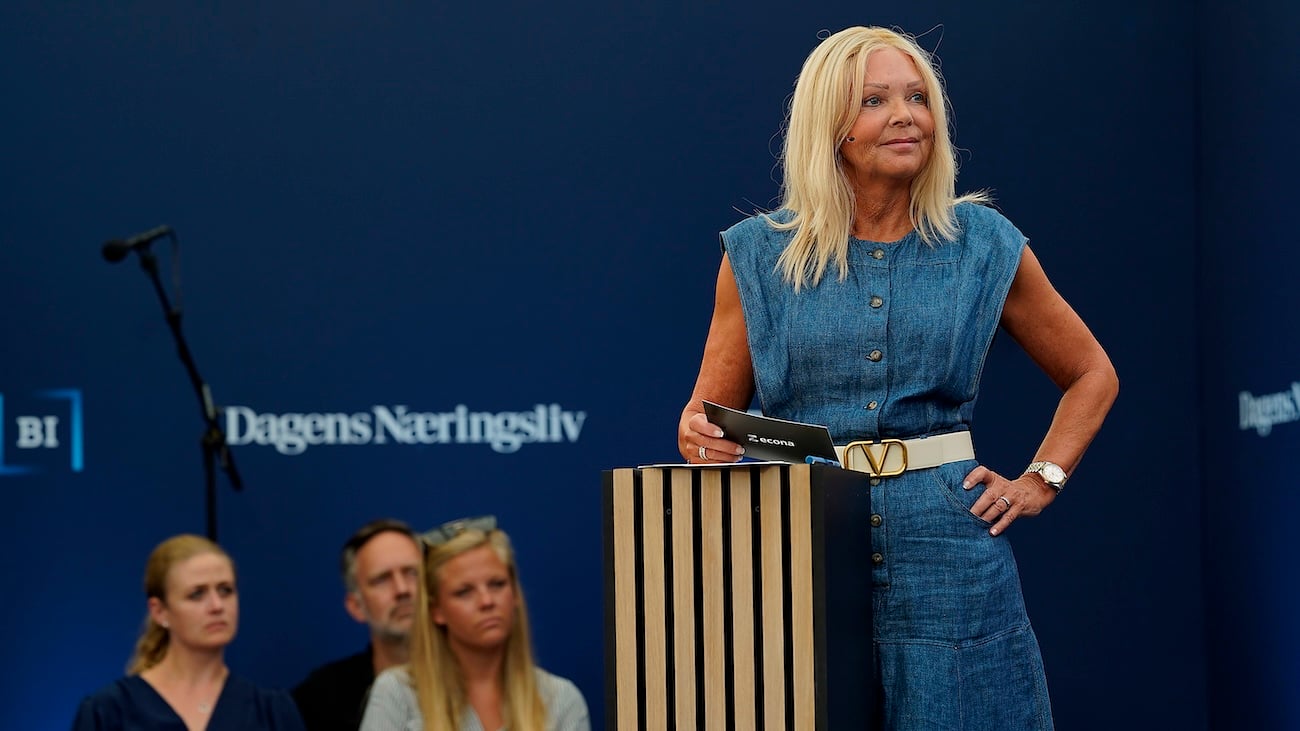 Administrerende direktør i Econa, Nina Riibe, som står og holder innlegg på en scene under Arendalsuka.