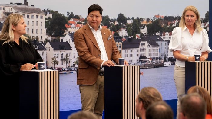 To kvinner og en mann i paneldebatt
