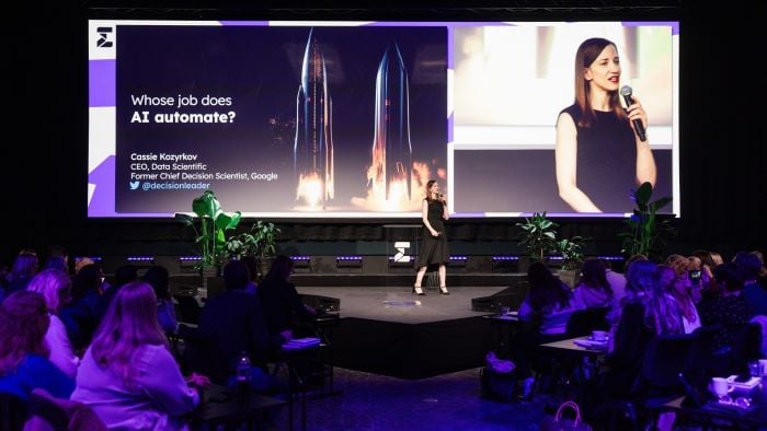 Cassie Cozyrkov presenterer på en scene.