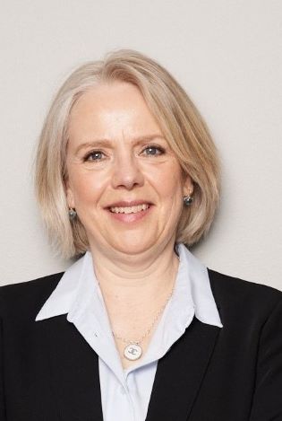 Portrettfoto av kvinne som smiler.