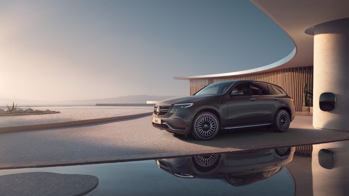 Grå Mercedes Benz EQC 