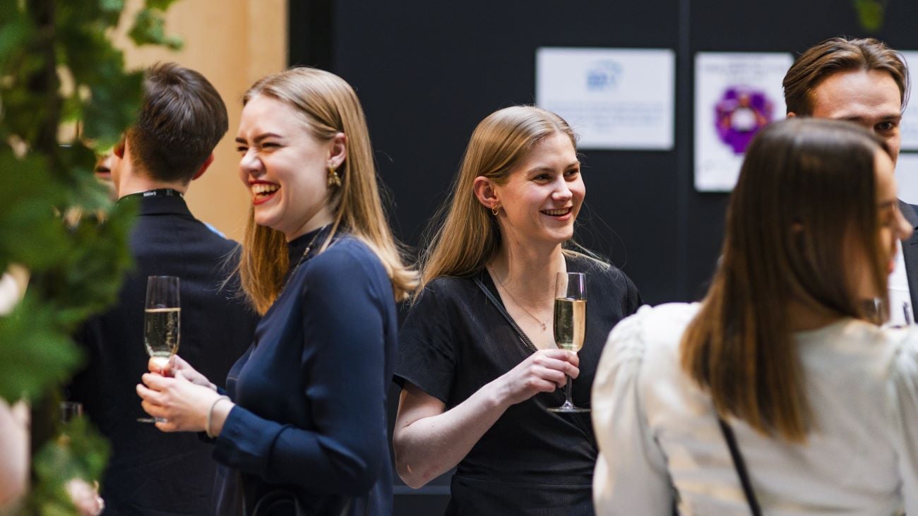 Studenter som mingler på banketten