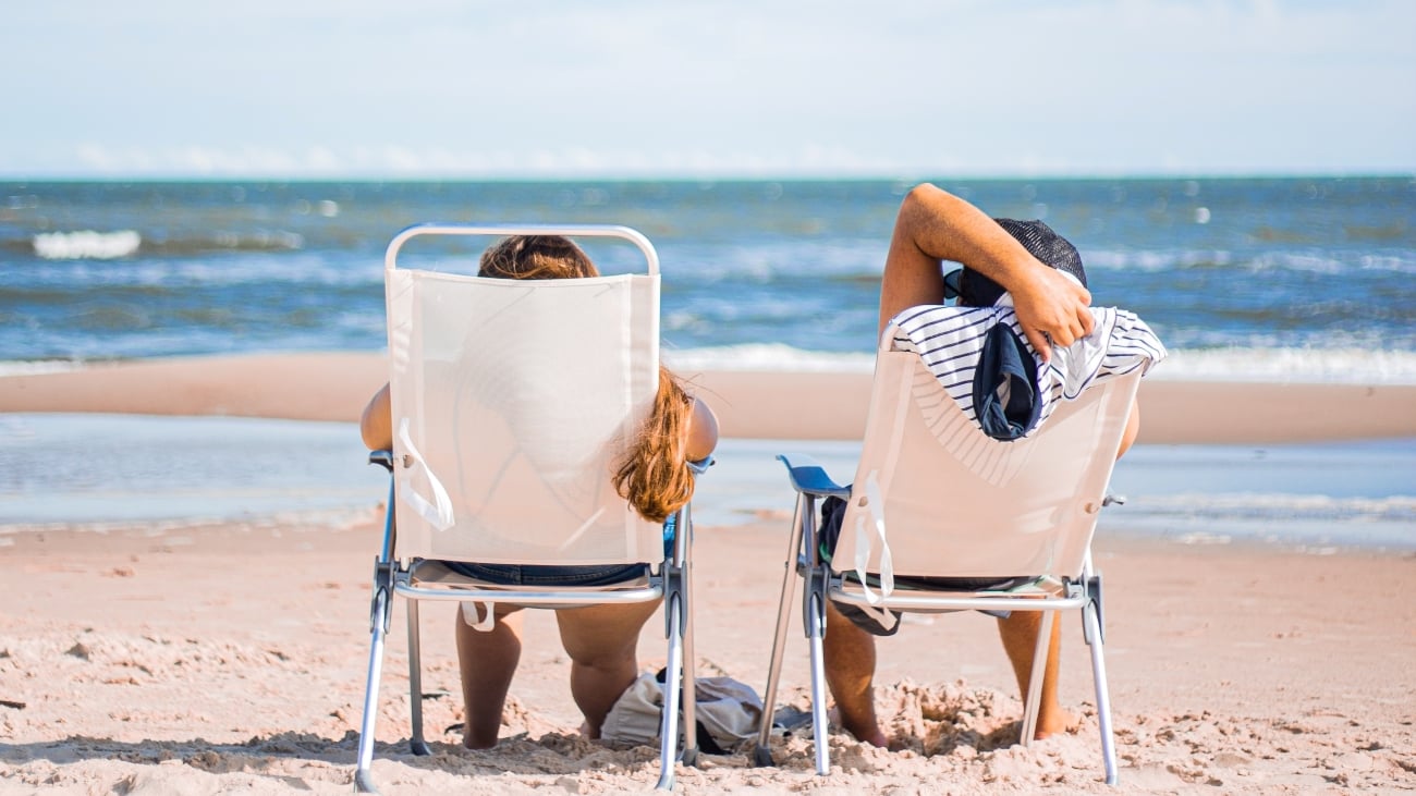 To Econa-medlemmer på ferie på stranden