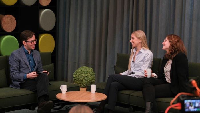 Innspilling av en webinarserie med tre personer i studio.