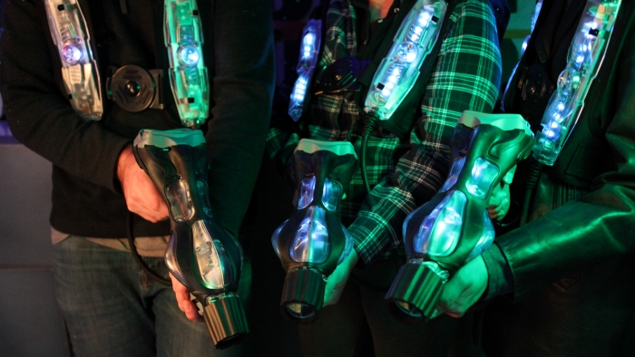 Tre med lasertag pistoler