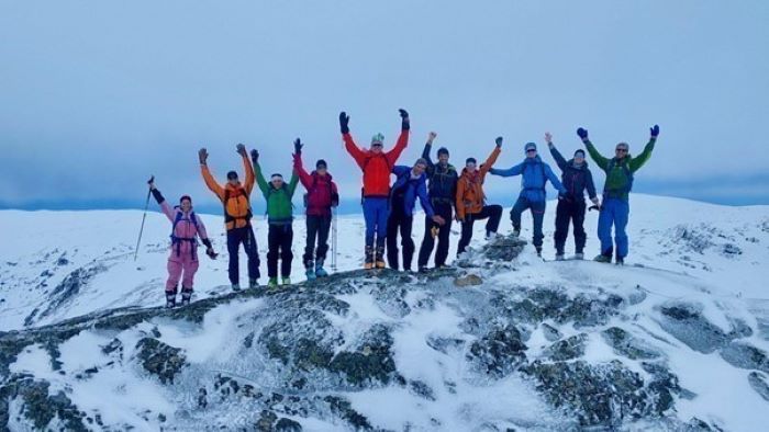 Gruppebilde av en stor gjeng på fjelltur.