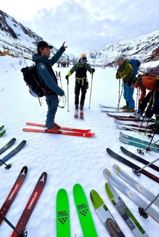 En gruppe på skitur.