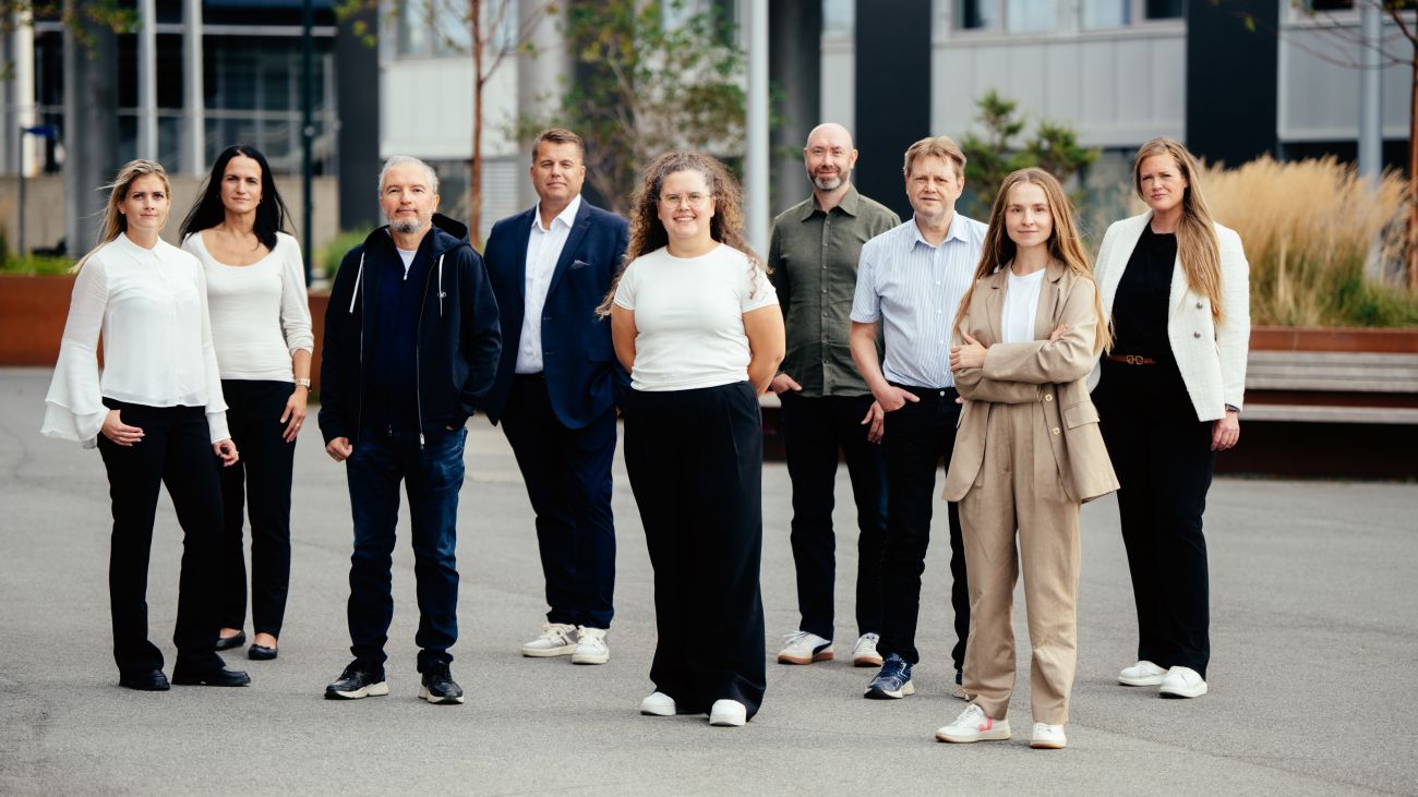 Utendørs gruppebilde av Econas lokalavdeling i Trøndelag, bestående av ni personer.