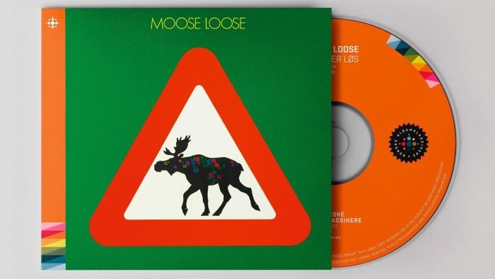 Et grønt albumcover og en oransje CD. På coveret er det en varseltrekant med en elg i midten. Tittelen "Moose Loose"  står øverst på coveret.