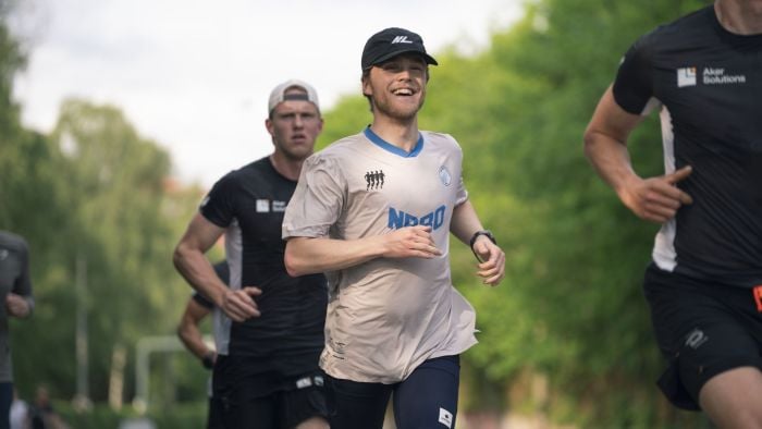 Unge menn på joggetur.