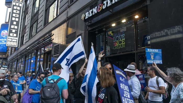 Demonstrasjon utenfor et Ben & Jerry's lokale i USA som følge av iskremprodusenten sin tydelige støtte til Palestina.