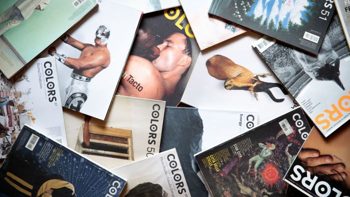 Mange magasiner strødd utover et bord.