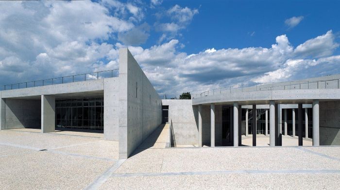 Grå fasade tilhørende en kunstskole i Italia.