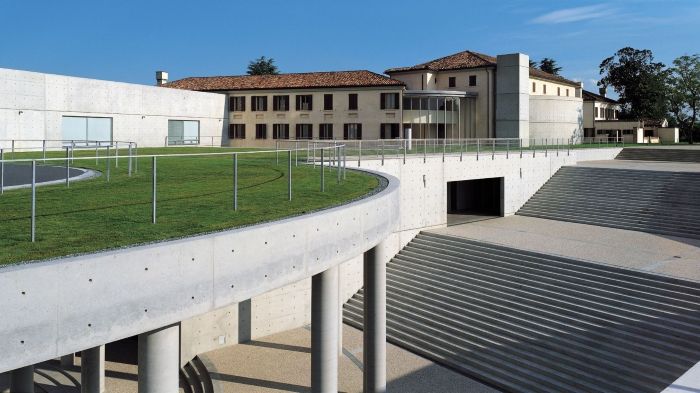 Kunstskole i Italia. Fasaden er grå, med gressplen utendørs i andre etasje.