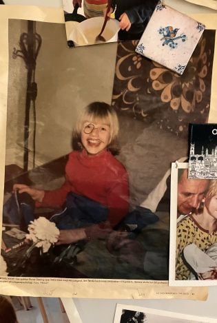 Et gammelt bilde fra en VG-artikkel av en ung gutt som smiler bredt etter å ha fått en skidrakt i gave. På dette bildet er det tegnet bart og monokkel med tusj på gutten sitt ansikt.