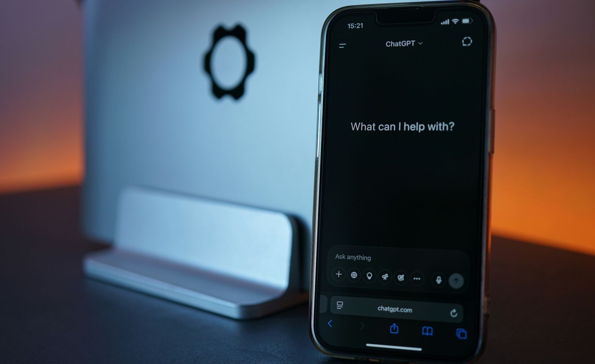 En mobilskjerm som viser at en ny dialog blir startet med ChatGPT.
