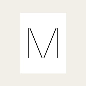 Bokstaven "M" i svart skrift på hvit bakgrunn som står for logoen til Magma.